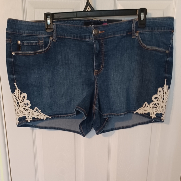 Torrid Embroidered Denim Shorts - Picture 1 of 10